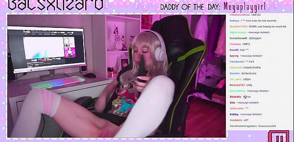  Gamer girl forgets to turn off Stream and squirt in live